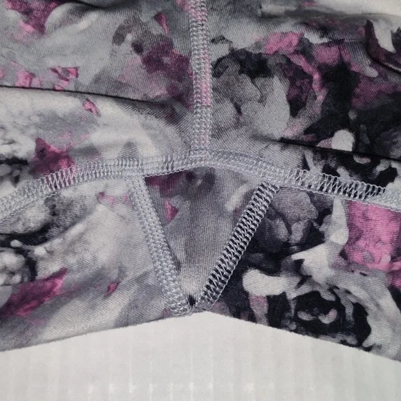 lululemon athletica 2 Piece Set. Womens size4.Moody Mirage,White,DeepNavy color - Picture 8 of 12